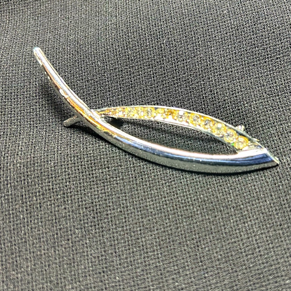π CLEARANCE π 2/5 VTG Silver Tone Metal Brooch. Missing a few stones. - Picture 1 of 5